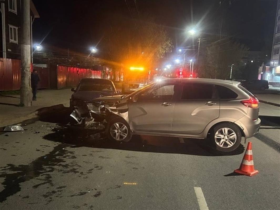 Водитель пострадал при столкновении двух автомобилей в Костроме