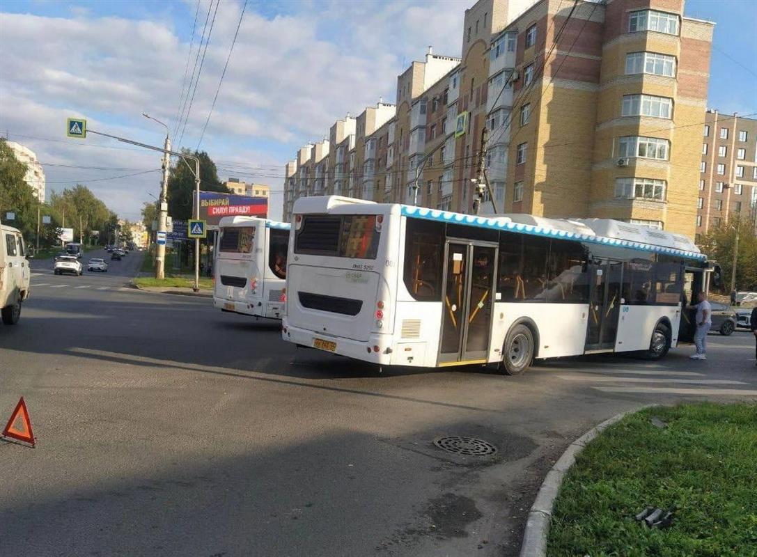 На костромском перекрёстке автобус сбил 16-летнюю девушку-пешехода