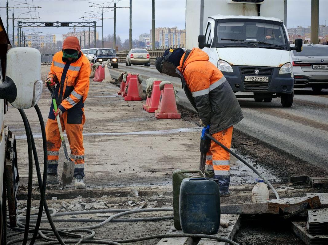 Алексей Смирнов потребовал ускорить подготовку к асфальтированию на костромском мосту 