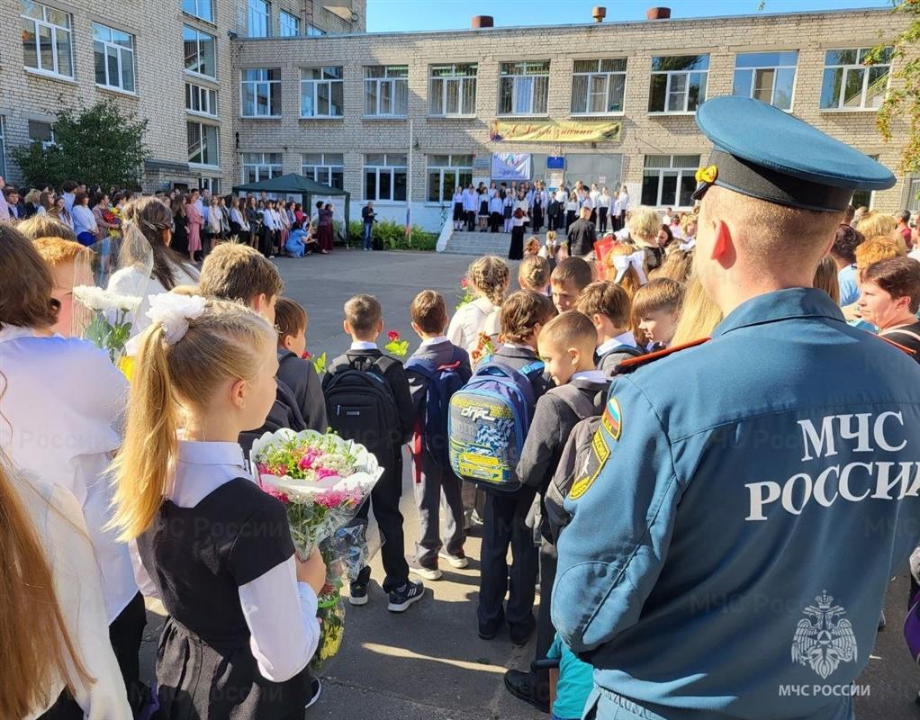 Безопасного учебного года пожелали юным костромичам сотрудники МЧС 