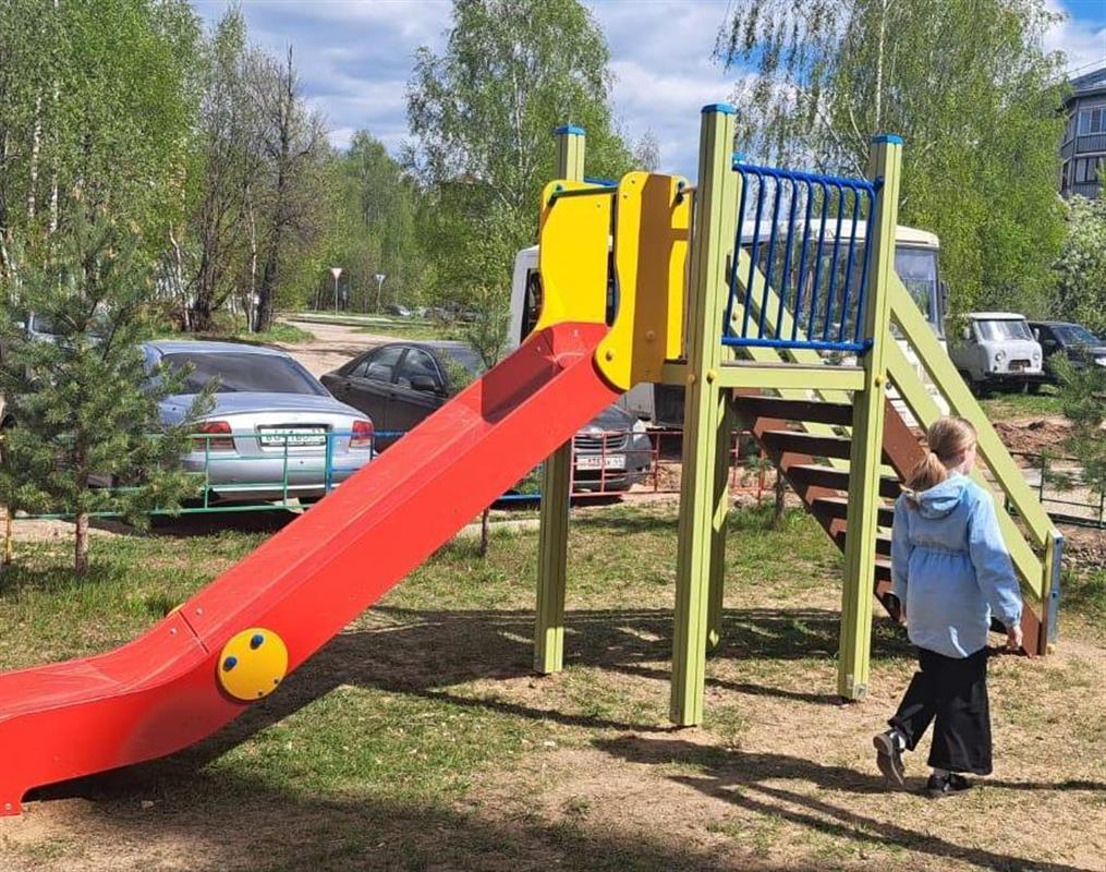 В костромских дворах завершается установка детского игрового оборудования