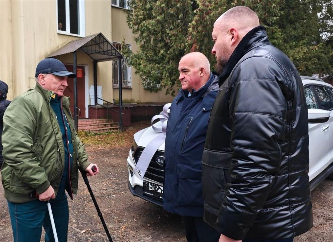 Костромскому ветерану СВО вручили ключи от автомобиля с ручным управлением