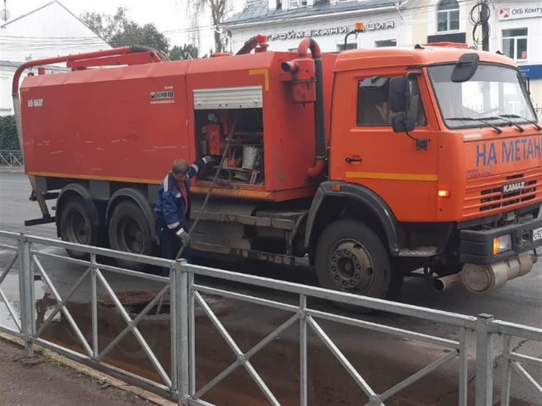 В Костроме оперативно устраняют последствия проливного дождя 