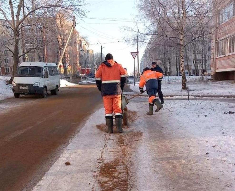 За одну ночь на костромские дороги высыпали 165 тонн противогололедной смеси