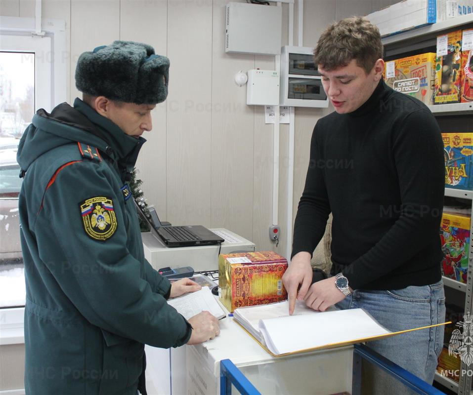 Сотрудники МЧС в Костроме проводят беседы с продавцами пиротехники
