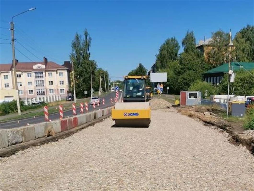 В Костроме на мосту через реку Черную началось асфальтирование проезжей части