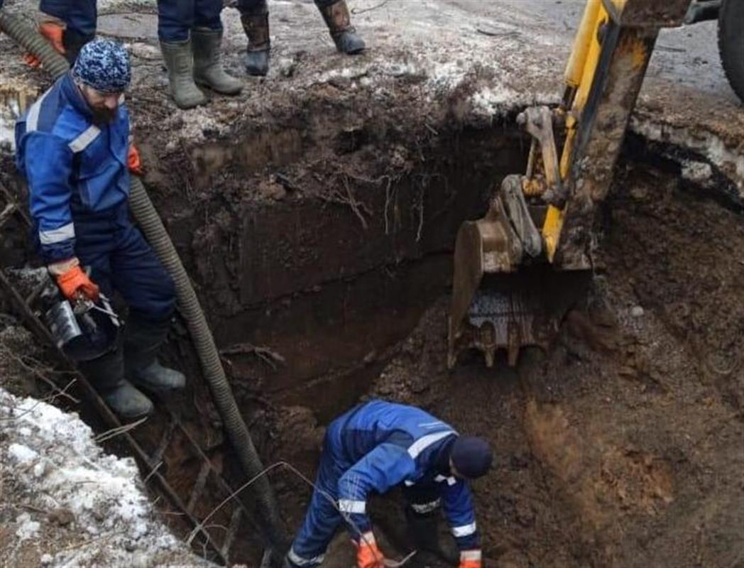 Бригады «Костромагорводоканала» отремонтируют водопровод на улице Суслова 
