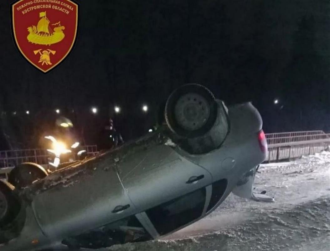 На костромской трассе перевернулась «Лада» с людьми