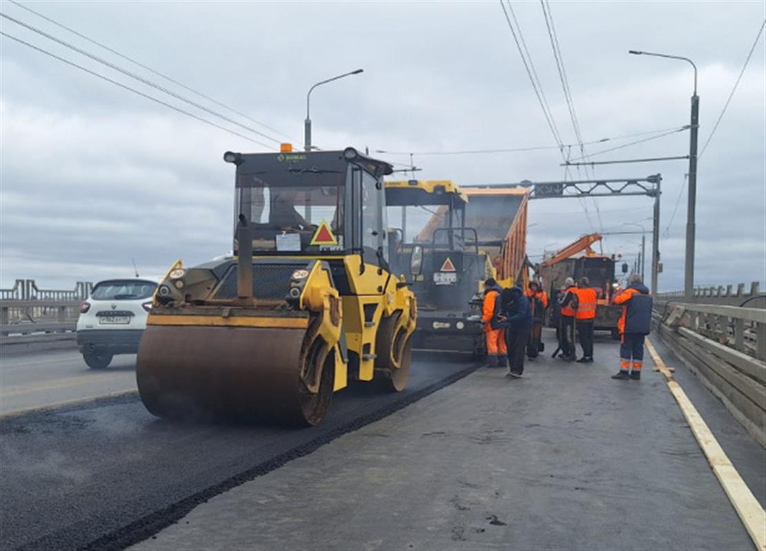 На ремонтируемой половине костромского моста укладывают верхний слой асфальта
