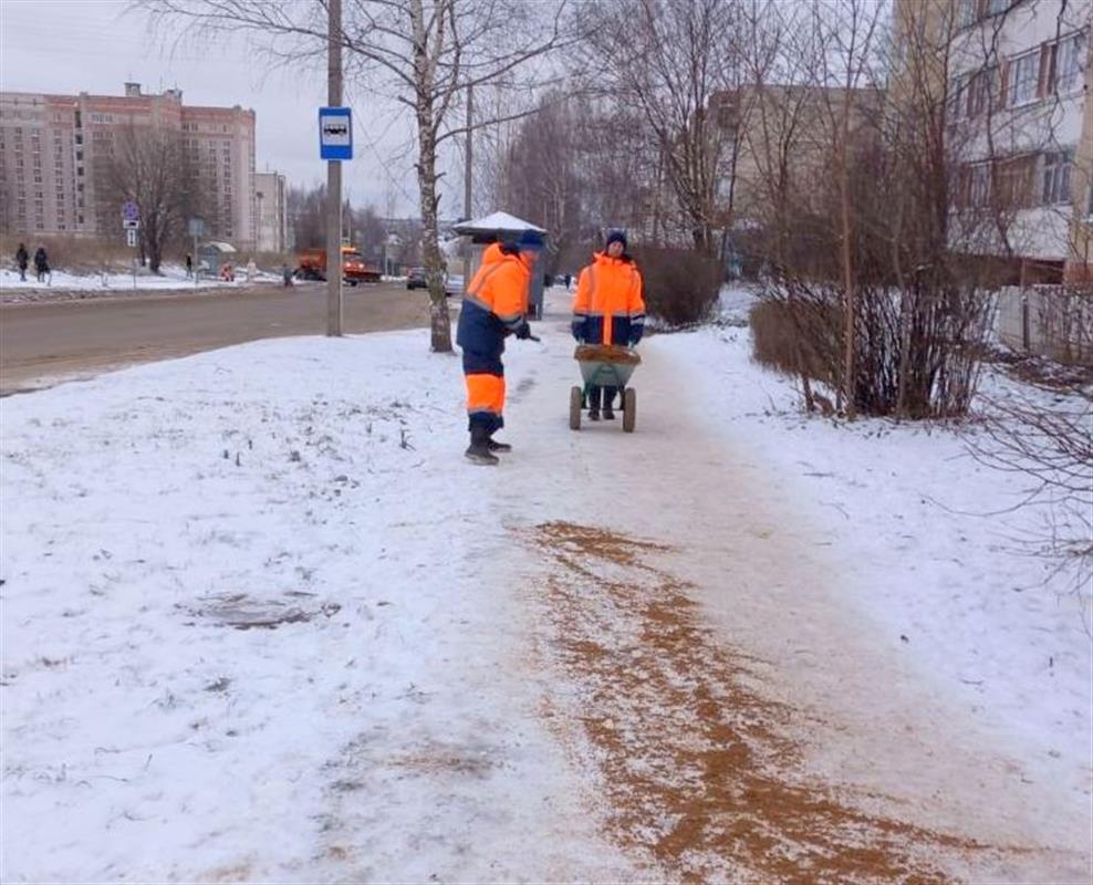 В Костроме усиливают противогололедную обработку тротуаров
