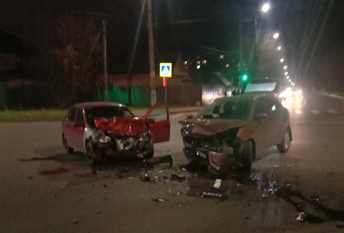 В Костроме на перекрестке не смогли разъехаться две «Лады»