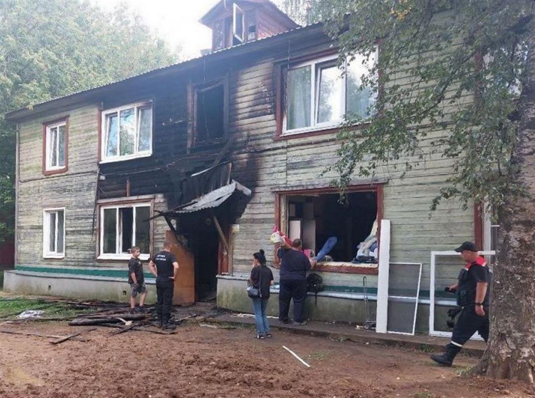Жителям двух горевших костромских домов оказывают необходимую помощь
