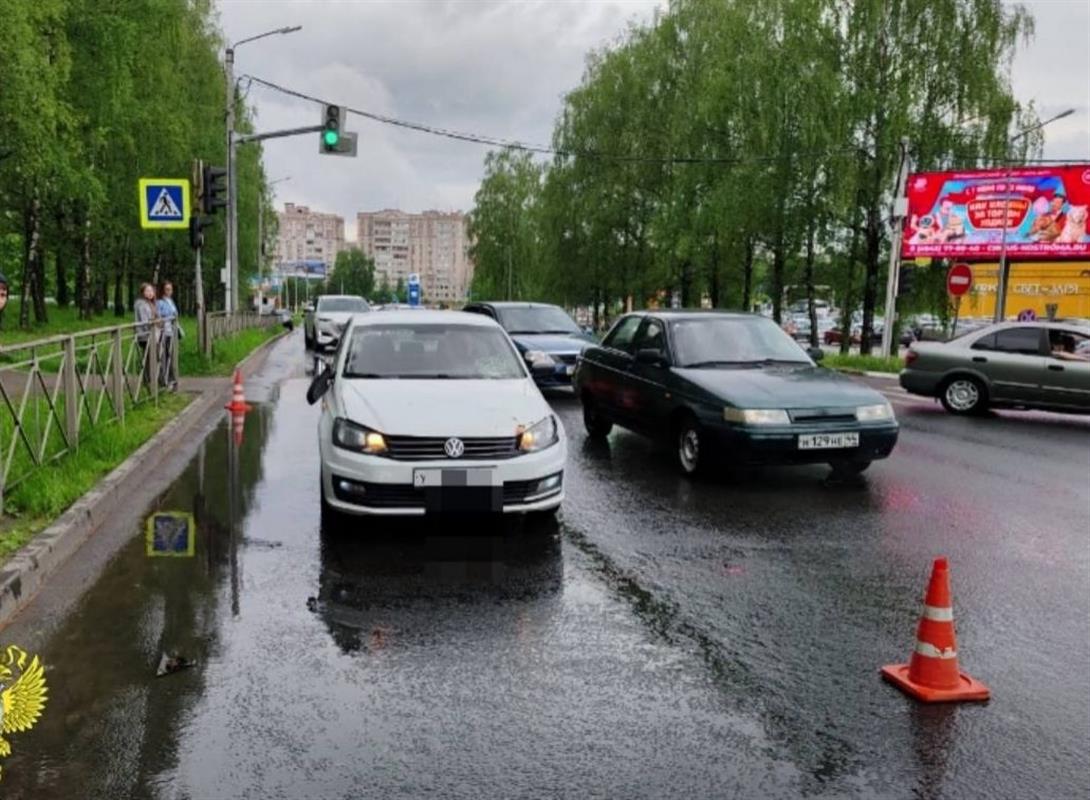 В Костроме на пешеходном переходе водитель такси насмерть сбил женщину
