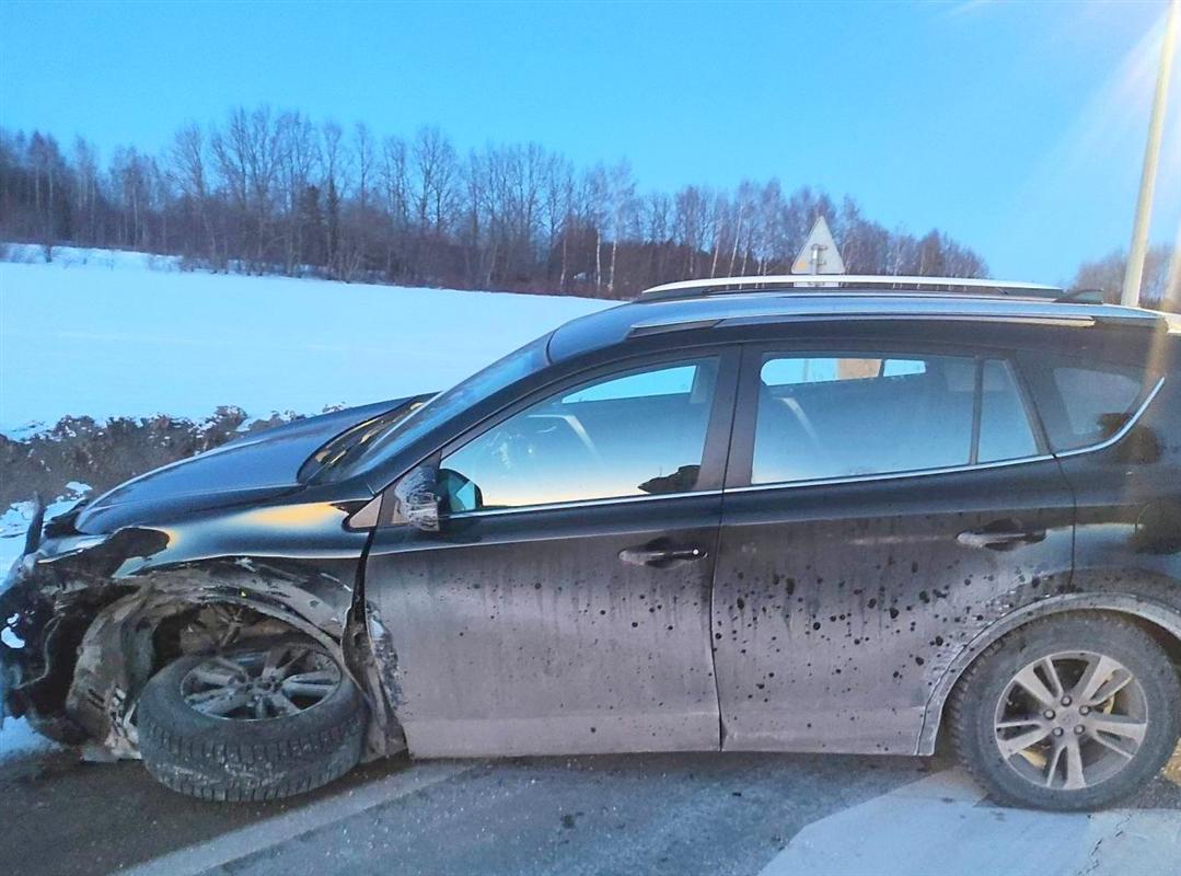 Выезд на встречную полосу стал причиной ДТП под Костромой 
