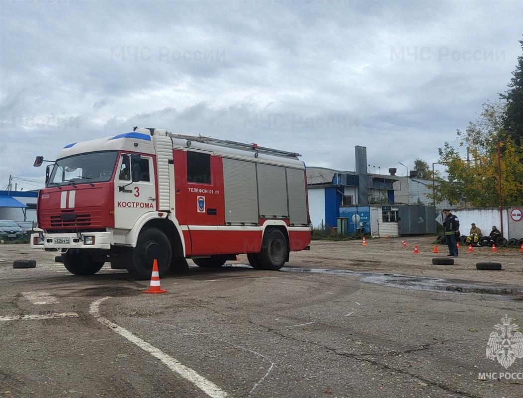 В Костроме прошли соревнования по скоростному маневрированию среди пожарных 