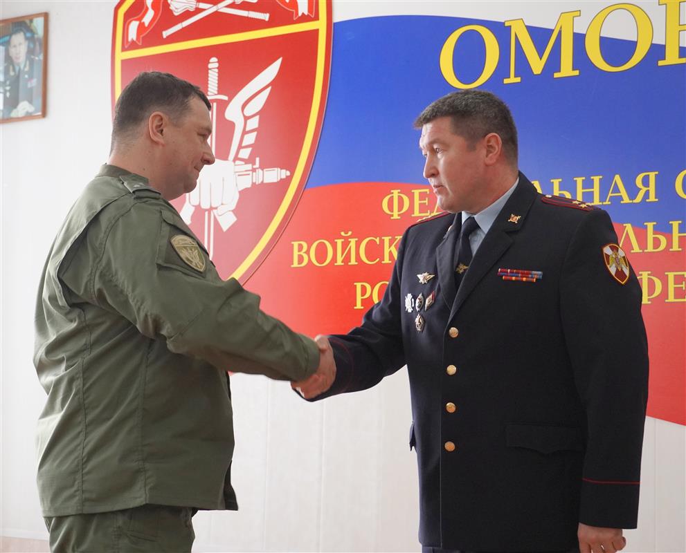 Сотрудники костромского СОБРа принимают поздравления с профессиональным праздником