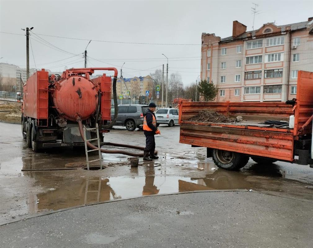 «Костромагорводоканал» устраняет повреждение на коллекторе в конце улицы Бульварной
