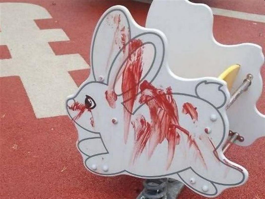 Сквер со слоном в центре Костромы очистили от художеств вандалов