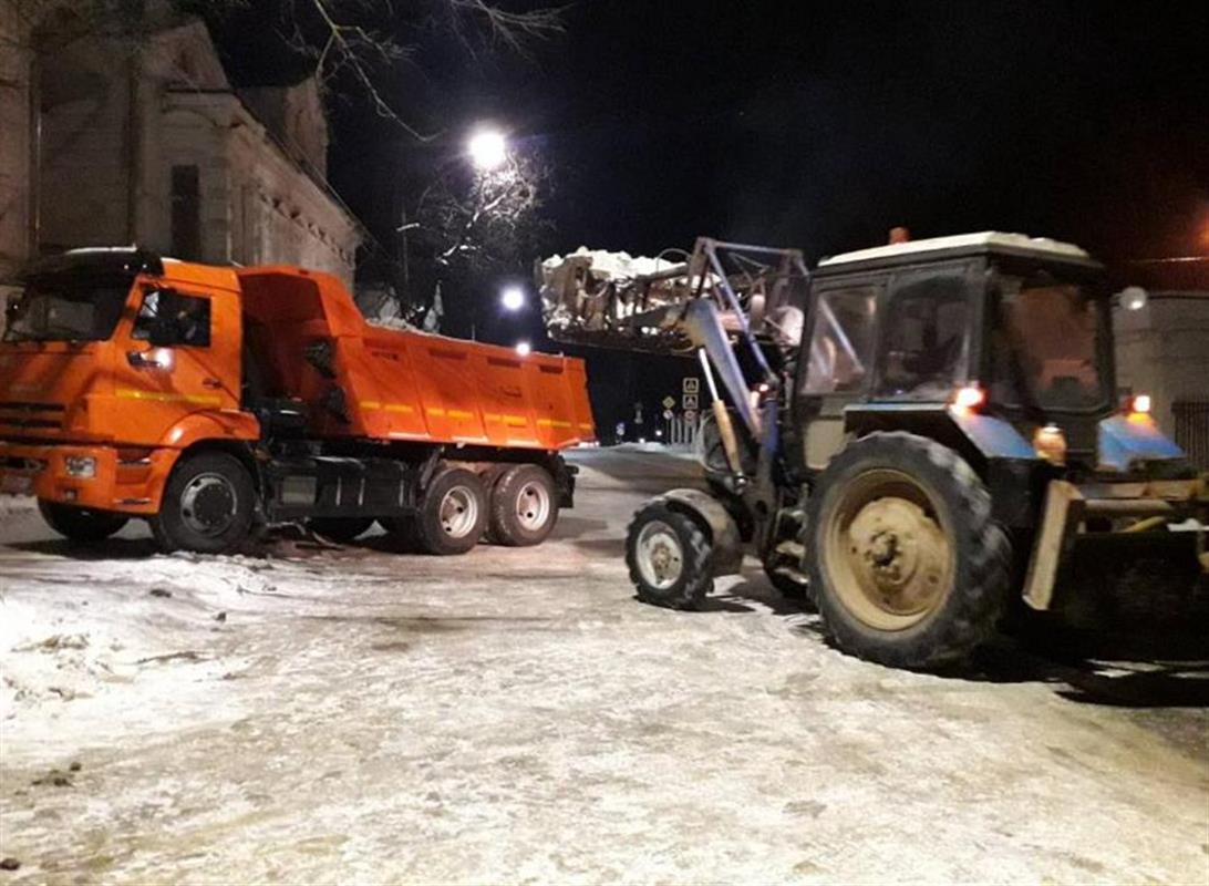 Костромские дорожники устраняют последствия снегопада и ледяного дождя
