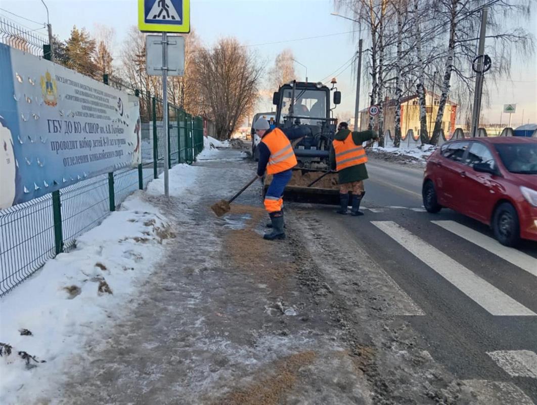 С улиц Костромы вывозят снег и удаляют наледь