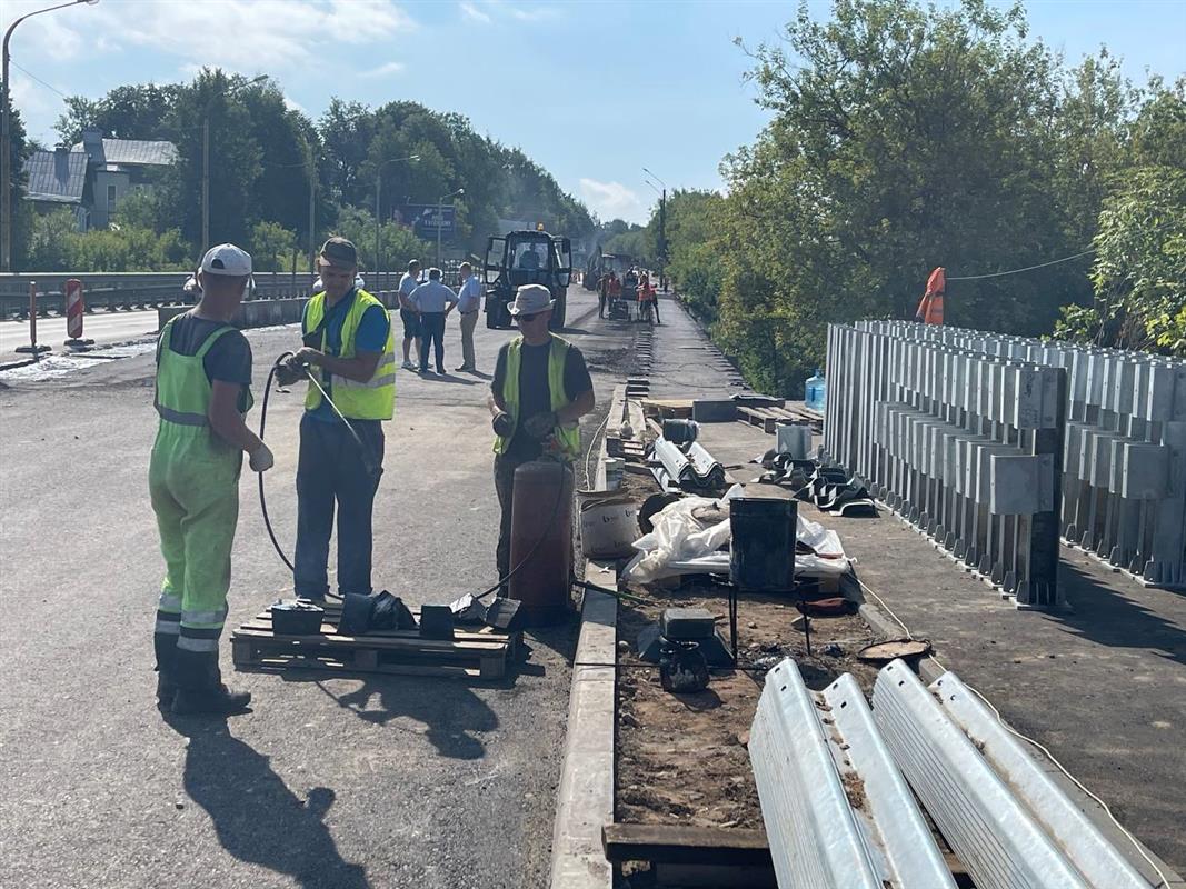 Подрядчики завершают работы на Юбилейном путепроводе и на мосту через реку Чёрную