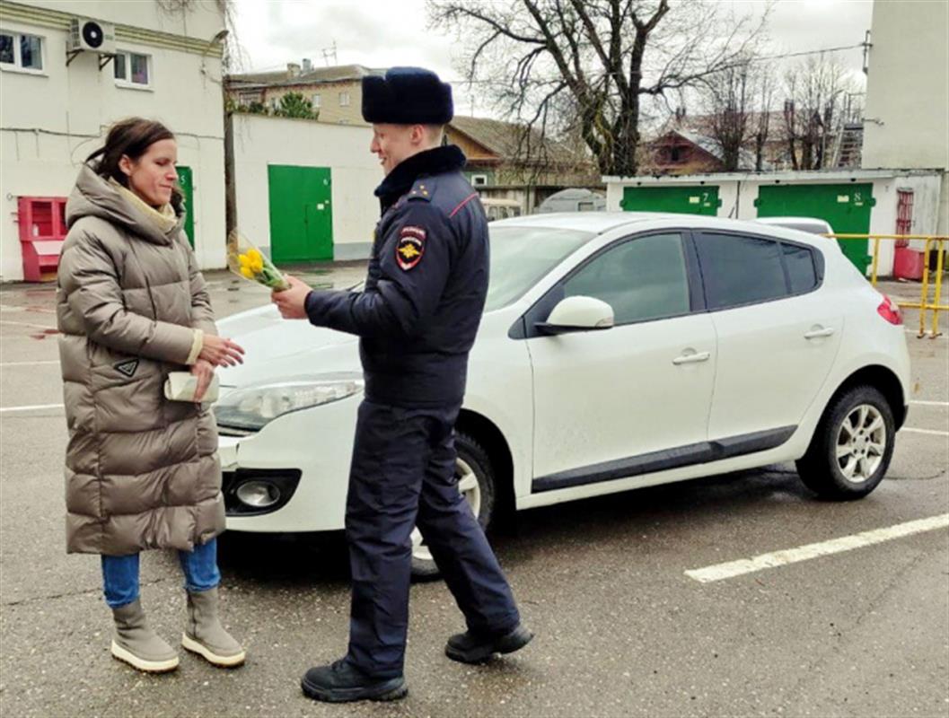 Вместе с паспортом - цветы: в Костроме полицейские поздравили женщин с праздником
