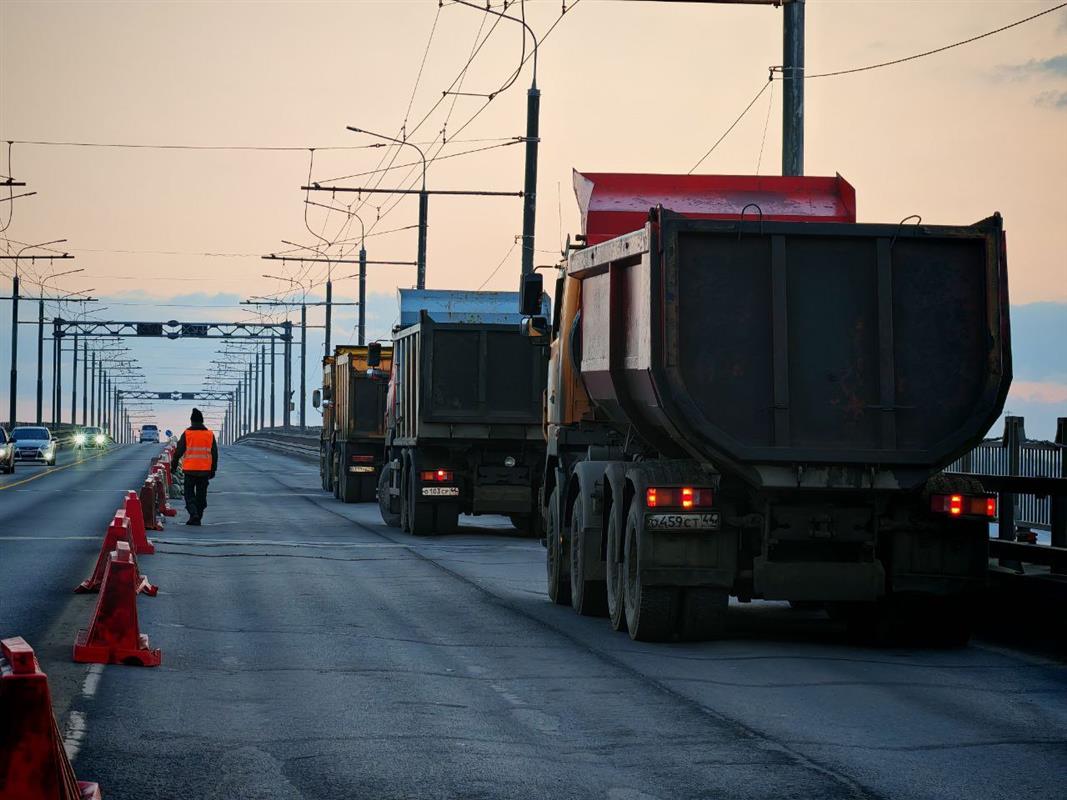 Костромских автомобилистов, следующих по мосту через Волгу, призывают пересесть на общественный транспорт