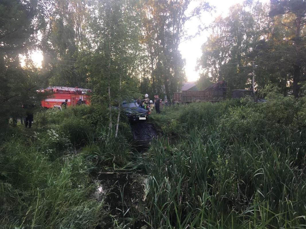 Молодой мужчина съехал в пруд на своем автомобиле и утонул