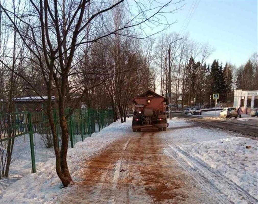 За сутки на костромские дороги высыпали 274 тонны противогололёдной смеси