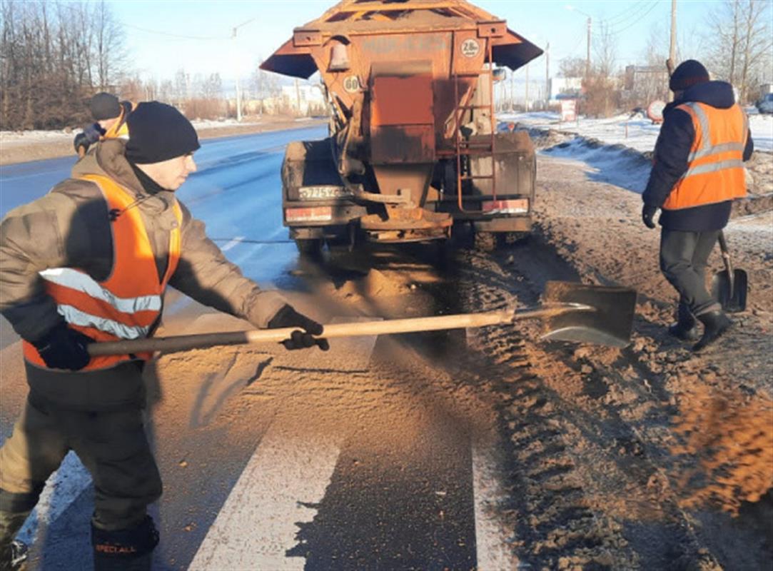 В Костроме проводят противогололёдную обработку дорог и тротуаров