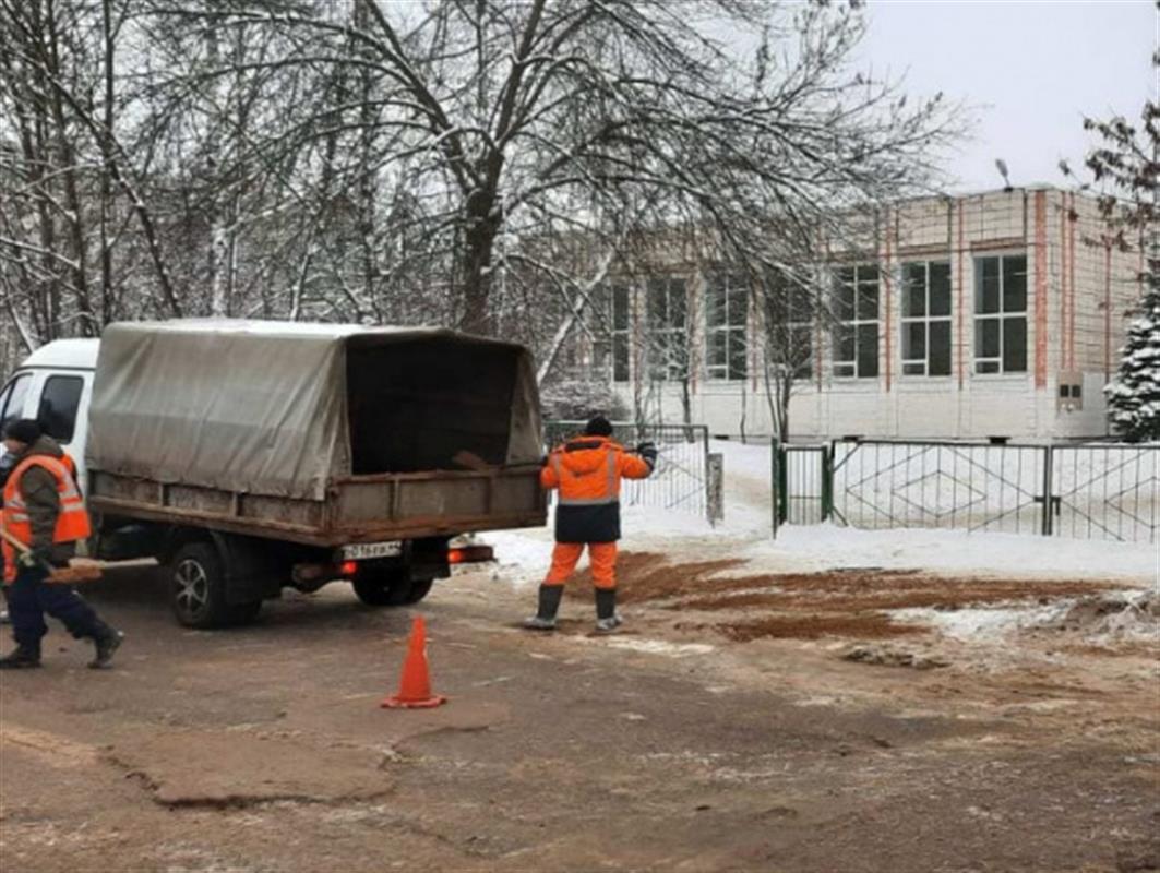 Улицы Костромы продолжают расчищать от снега днём и ночью