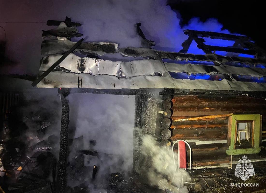 Две загоревшиеся частные бани тушили костромские пожарные в выходной день