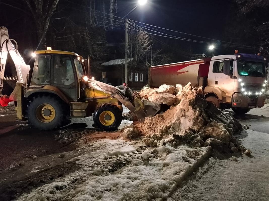 Костромское дорожники активно вывозят снег, чтобы избежать подтопления городских улиц