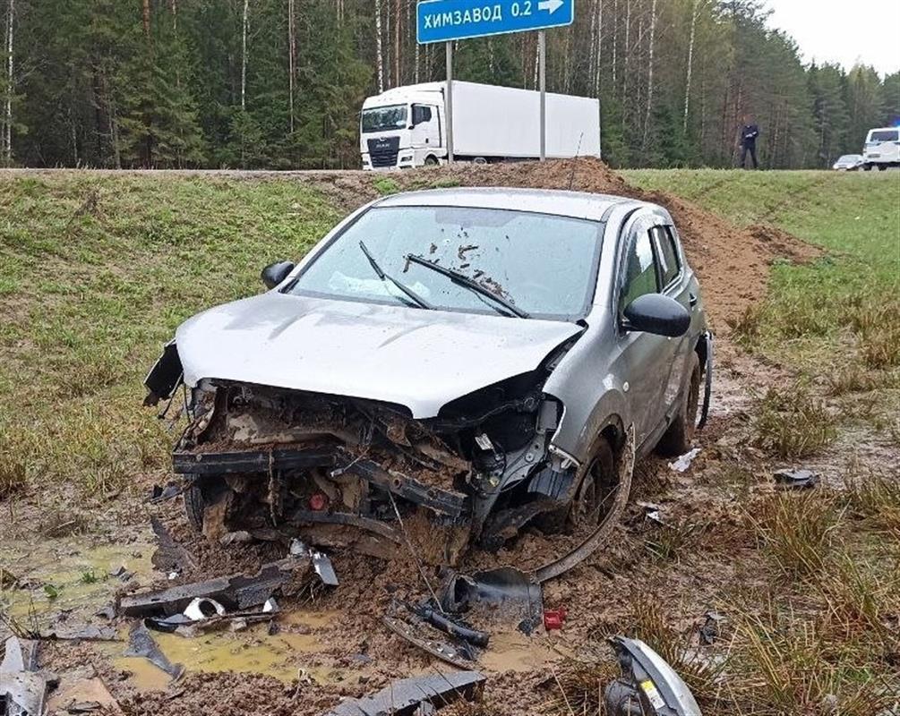 Выезд на встречную полосу стал причиной ДТП на костромской трассе 