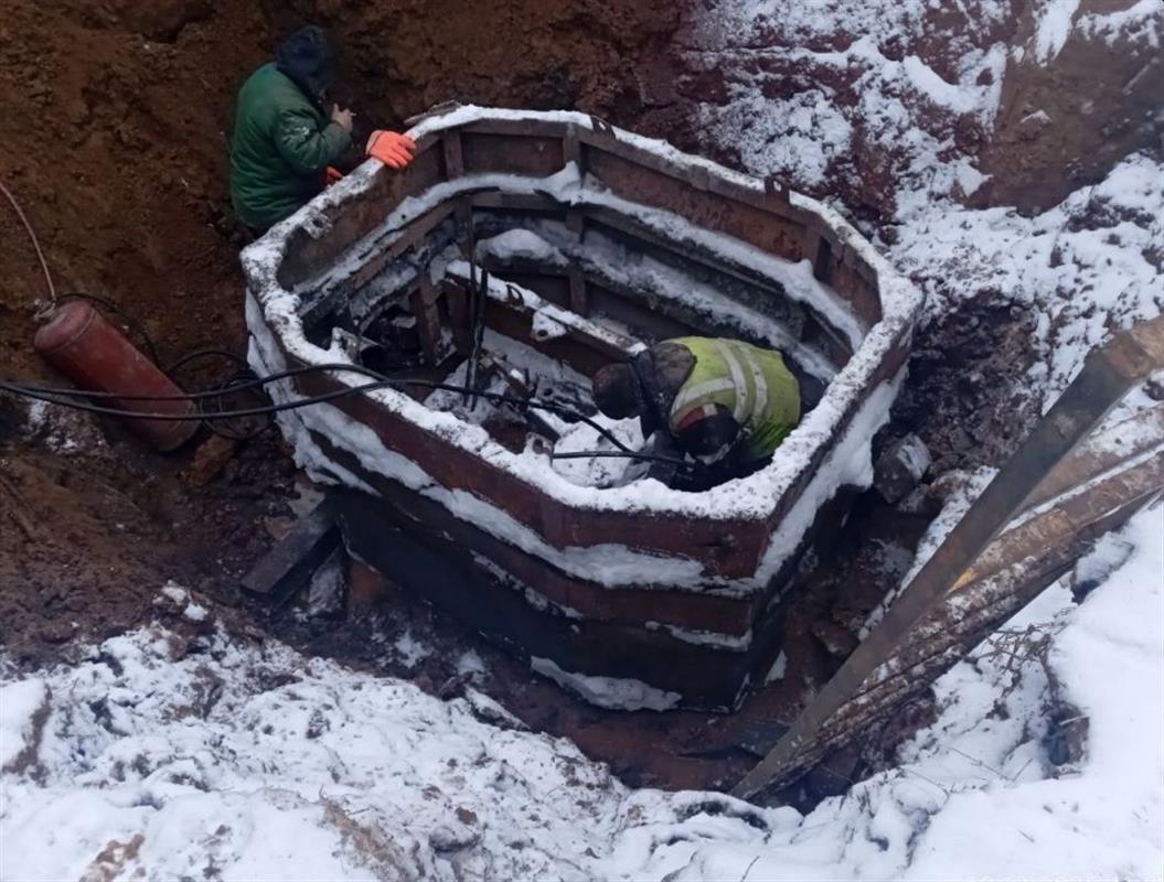 В Костроме меняют повреждённый участок водопровода на улице Магистральной
