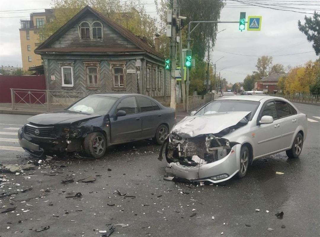 Две иномарки не смогли разъехаться в Костроме: есть пострадавшие