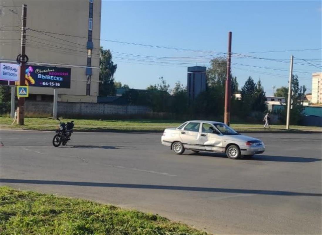 Начинающие водители устроили ДТП на перекрёстке в Костроме
