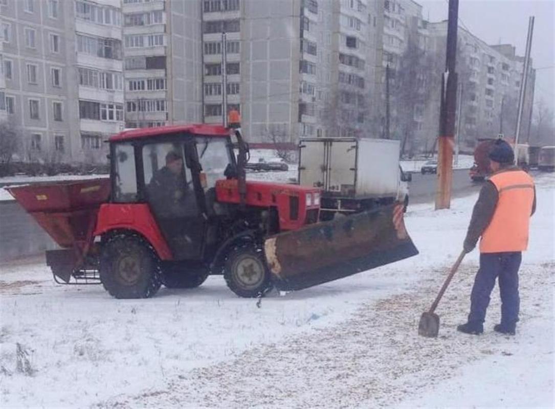 В Костроме усиливают противогололедную обработку тротуаров