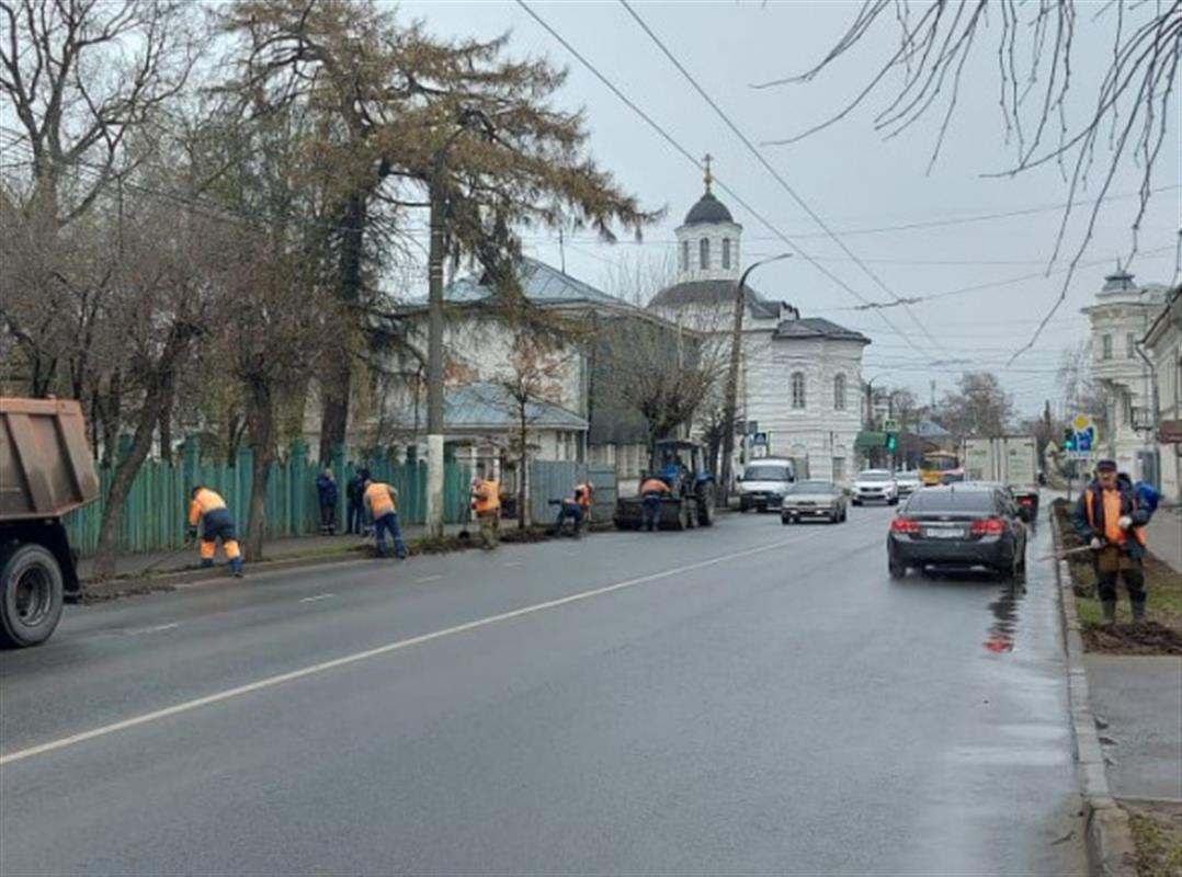 Костромские улицы чистят от грязи и мусора после зимы в круглосуточном режиме