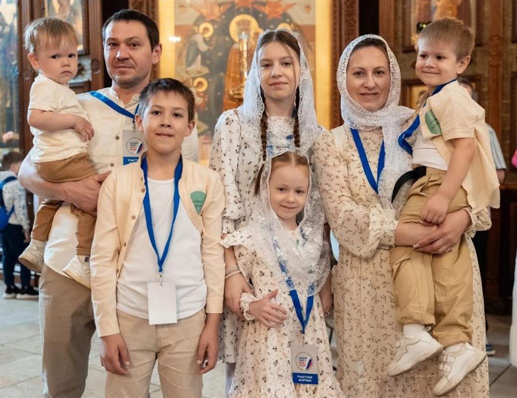Многодетная семья из Костромы награждена медалью ордена «Родительская слава»