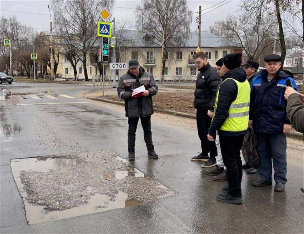 На костромских дорогах проверяют состояние смотровых колодцев
