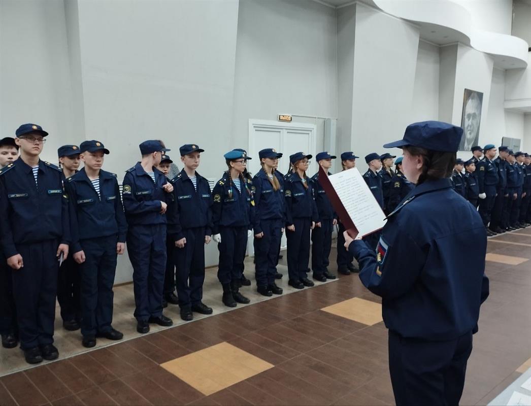 Первокурсники костромской «Школы юного десантника» приняли присягу 