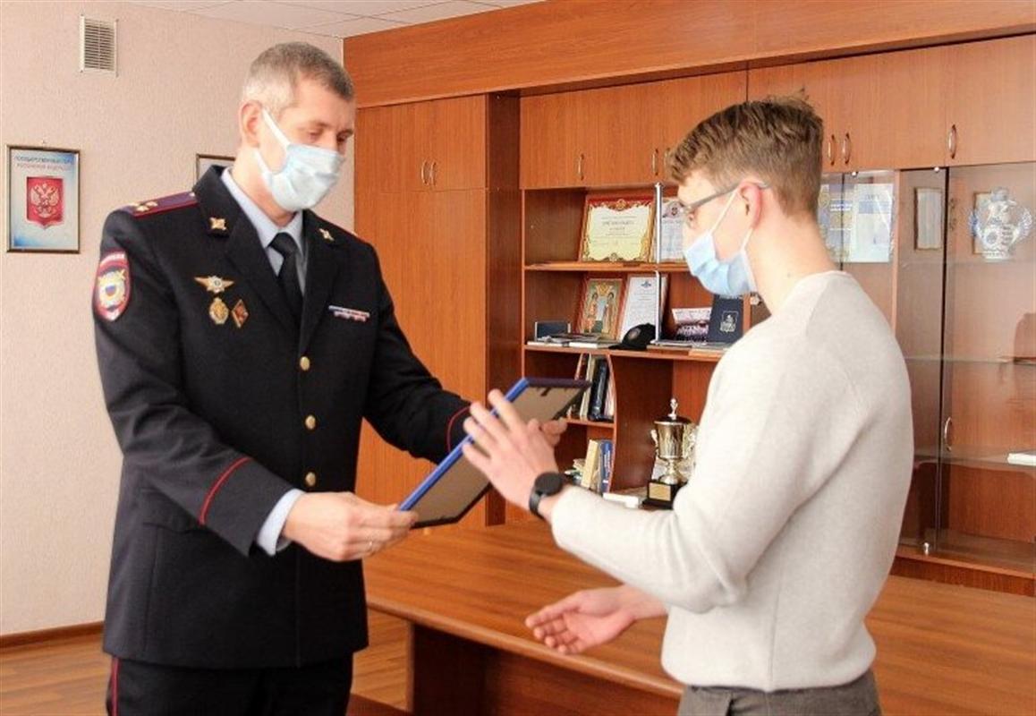 Неравнодушный костромич спас пенсионера от мошенников