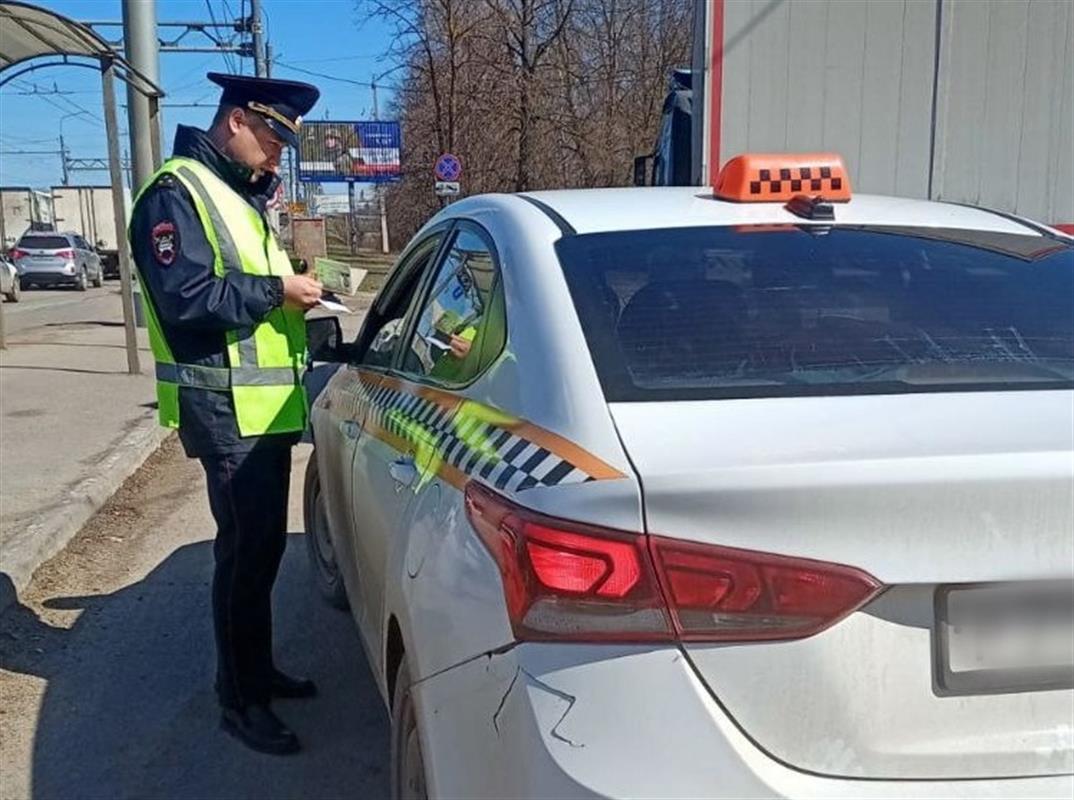 Мигранта за рулём такси привлекли к ответственности в Костроме 