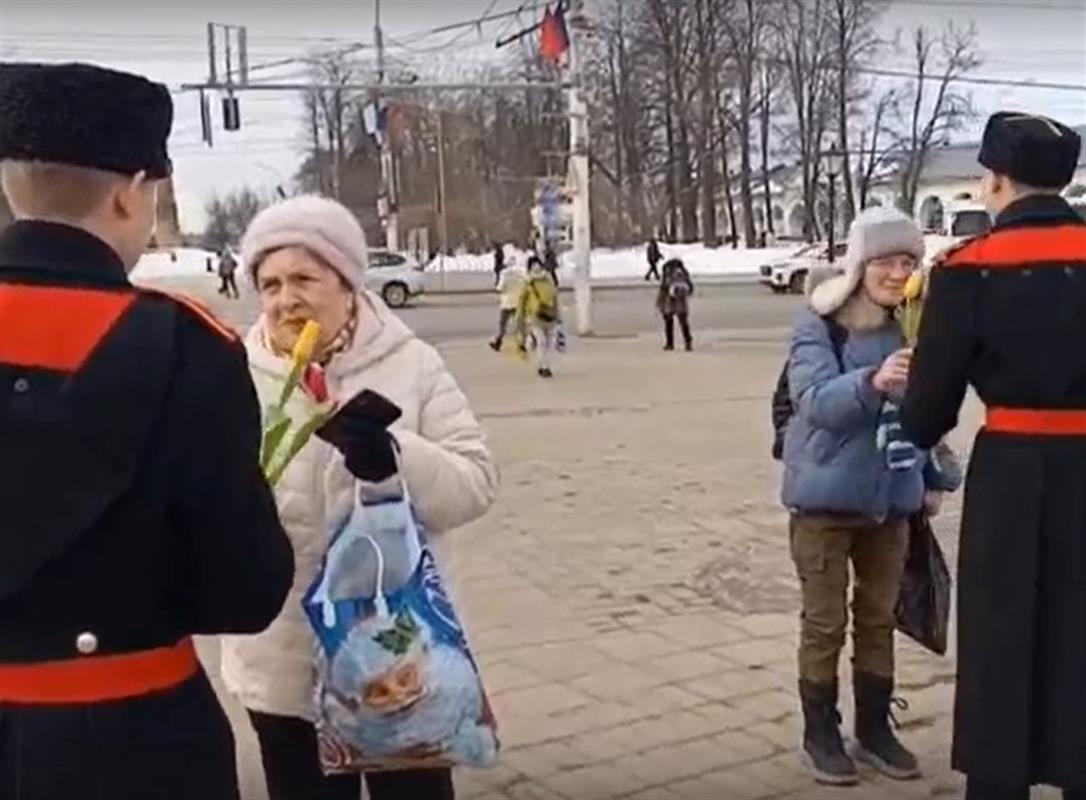 Накануне 8 марта волонтёры дарили костромичкам цветы прямо на улице