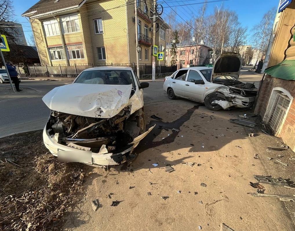 На костромском перекрёстке не поделили дорогу два легковых автомобиля
