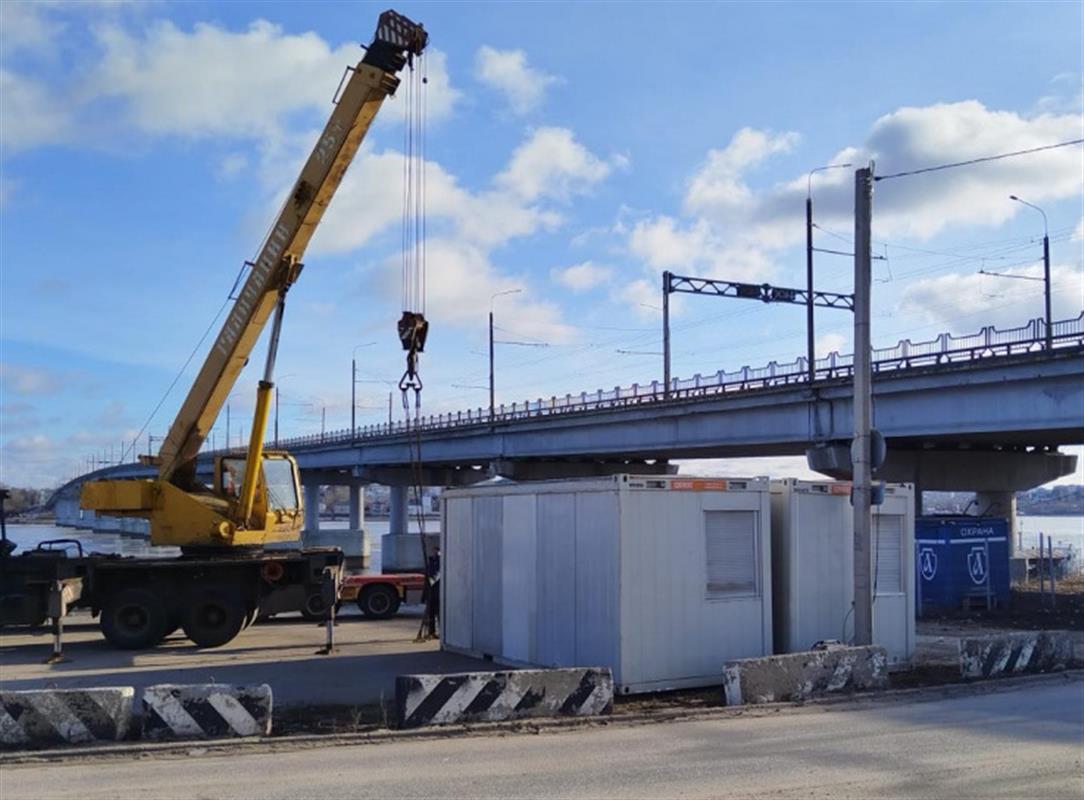 Второй этап работ на костромском мосту: подрядчик устанавливает строительный городок
