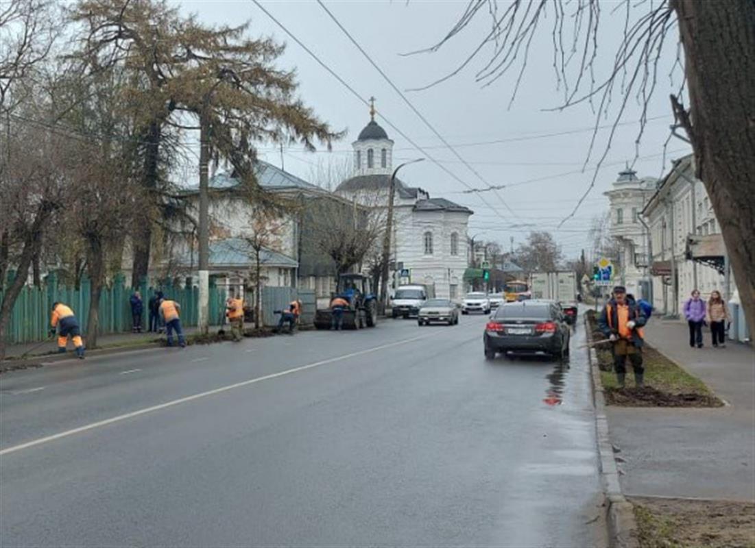 Костромские дорожники возобновили уборку улиц после зимы 
