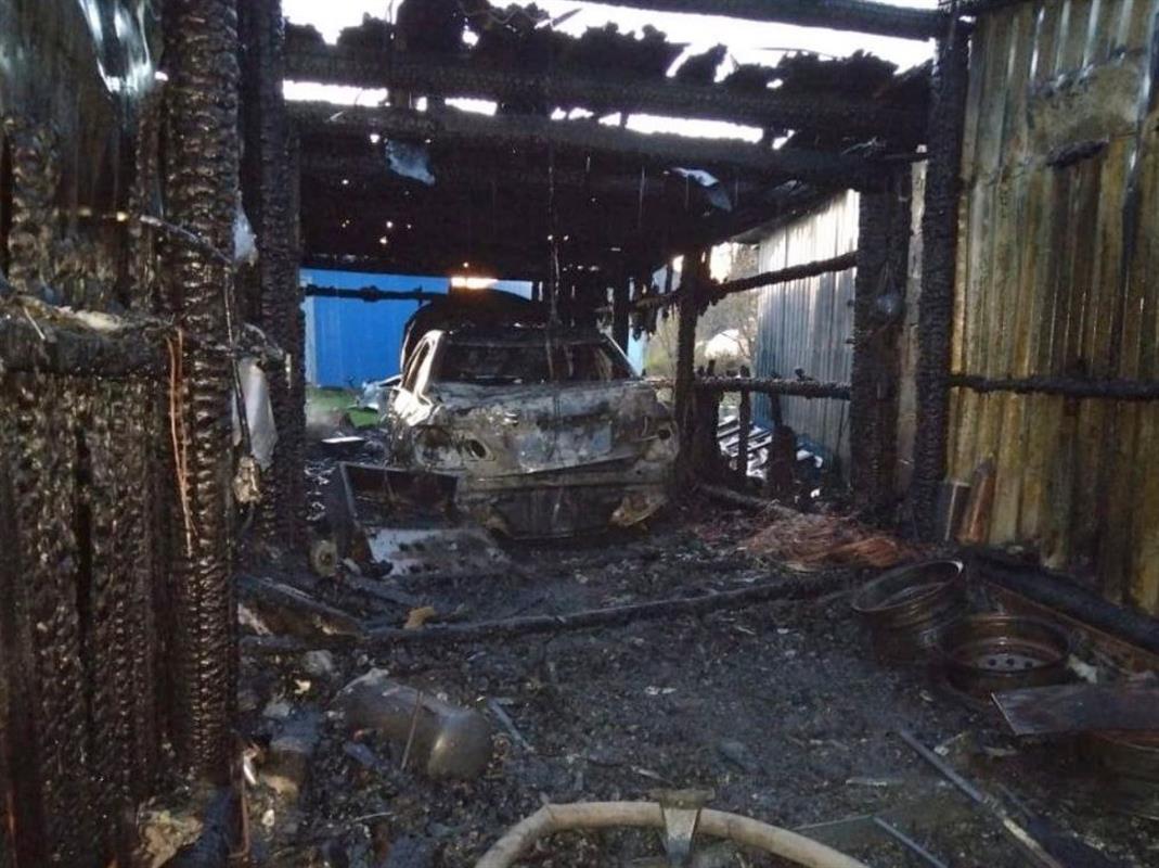 В Костромском районе сгорели два гаража и автомобиль
