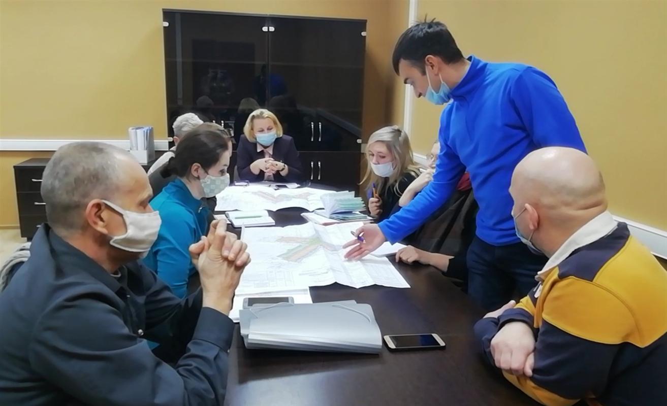 За столом переговоров: власти и жители обсуждают стройку на улице Окружной